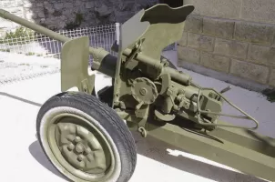 Ligne Maginot - Canon AC de 25 SA mle 1934 Hotchkiss - Devant la Maison des Anciens Combattants à Toulon