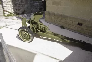 Ligne Maginot - Canon AC de 25 SA mle 1934 Hotchkiss -    Devant la Maison des Anciens Combattants à Toulon