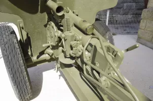 Ligne Maginot - Canon AC de 25 SA mle 1934 Hotchkiss - Devant la Maison des Anciens Combattants à Toulon