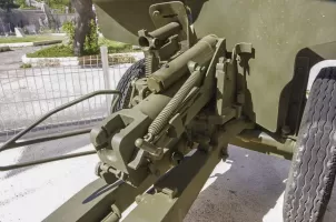 Ligne Maginot - Canon AC de 25 SA mle 1934 Hotchkiss - Devant la Maison des Anciens Combattants à Toulon