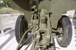 Ligne Maginot - Canon AC de 25 SA mle 1934 Hotchkiss - Devant la Maison des Anciens Combattants à Toulon (bloc culasse incomplet)