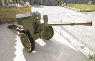 Ligne Maginot - Canon AC de 25 SA mle 1934 Hotchkiss - Devant la Maison des Anciens Combattants à Toulon
