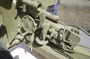 Ligne Maginot - Canon AC de 25 SA mle 1934 Hotchkiss - Devant la Maison des Anciens Combattants à Toulon (bloc culasse incomplet)