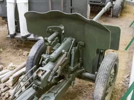 Ligne Maginot - Canon 25 Mle 34 - Musée de Fermont - Canon de 25 AC Mle 1934 (Hotchkiss) exposé au musée de Fermont