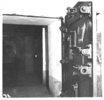 Ligne Maginot - HOCHWALD ( Ouvrage d'artillerie ) - Entrée des hommes
Fusil mitrailleur 24/29
Photo prise au Hochwald où le support sur porte SP est installé en position de repos sur une porte blindée (entrées hommes ?)