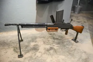 Ligne Maginot - Fusil mitrailleur mle 24/29 - Le FM 24/29 en configuration classique, avec son trépied et le support de crosse