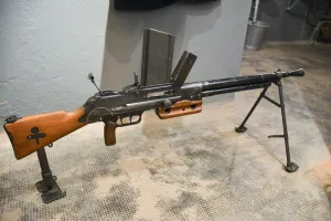 Ligne Maginot - Fusil mitrailleur mle 24/29 - Le FM 24/29 en configuration classique, avec son trépied et le support de crosse