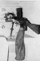 Ligne Maginot - Fusil Mitrailleur 24/29 sur rotule RB - FM 24/29 monté dans un créneau pour FM.
Le FM est maintenu par une rotule de créneau RB avec le sac de récupération des douilles