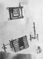 Ligne Maginot - Fusil  mitrailleur 24/29 - En positionde rangement dans une cloche GFM. Un support accroché à la circulaire de la cloche permet le maintien des accessoires comme la rotule avec FM, les épiscopes; le mortier de 50 et las casiers pour chargeur ou grenades de 50