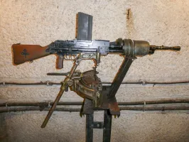 Ligne Maginot - Fusil mitrailleur modèle MAC 24/29 D - FM 24/29 équipé pour être monté sur un créneau FMB 40
