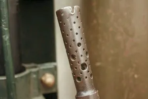 Ligne Maginot - Fusil-mitrailleur 24/29 - Caches-flammes spécifiques au FM 24/29 D. Un modèle ultérieur avec trous de trois dimensions différentes.