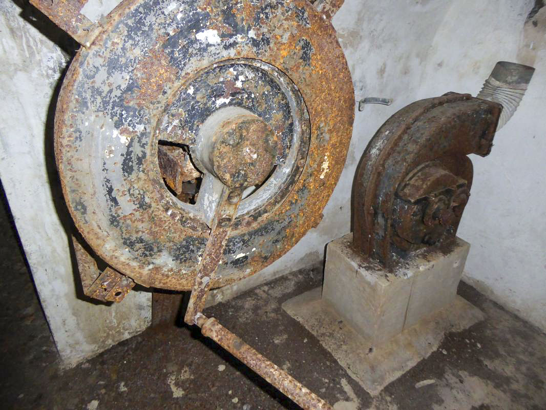Ligne Maginot - LA PENA (PE) - (Ouvrage d'infanterie) - Le casernement intérieur
Ventilation manuelle