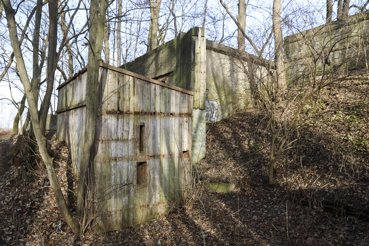Ligne Maginot - SCHANZ - (Stand de tir) - Ligne de cibles de la troisième travée. Petit abri latéral pour les préposés aux cibles - Alain Perouffe