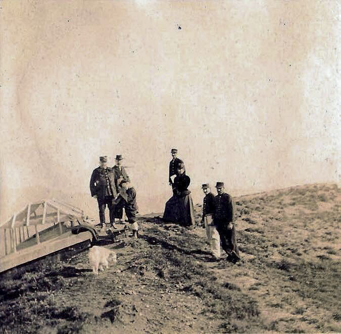 Ligne Maginot - MONT CHAUVE D'ASPREMONT - (Central téléphonique isolé) - Visite en famille
Noter le chapeau verrier de l'un des puits de lumière destiné à l'éclairage des locaux souterrains - Inconnu