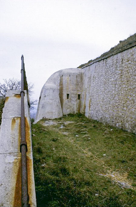 Ligne Maginot - MONT CHAUVE D'ASPREMONT - (Central téléphonique isolé) - Le mur d'escarpe, avec au fond une caponnière renforcée par une couche de béton. Ce type de modernisation est visible aussi à la Forca et aux Milles-Fourches.