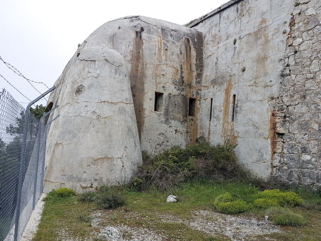 Ligne Maginot - MONT CHAUVE D'ASPREMONT - (Central téléphonique isolé) - Caponnière renforcée ouest