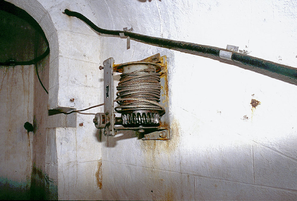 Ligne Maginot - MONT GROS DE ROQUEBRUNE - (Observatoire d'artillerie) - Photographie datant des années 1980
Le treuil permettant de hisser le périscope depuis la galerie
