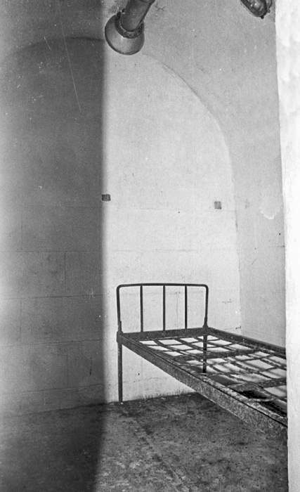 Ligne Maginot - MONT GROS DE ROQUEBRUNE - (Observatoire d'artillerie) - Photographie datant des années 1980
La chambre du commandant de l'observatoire