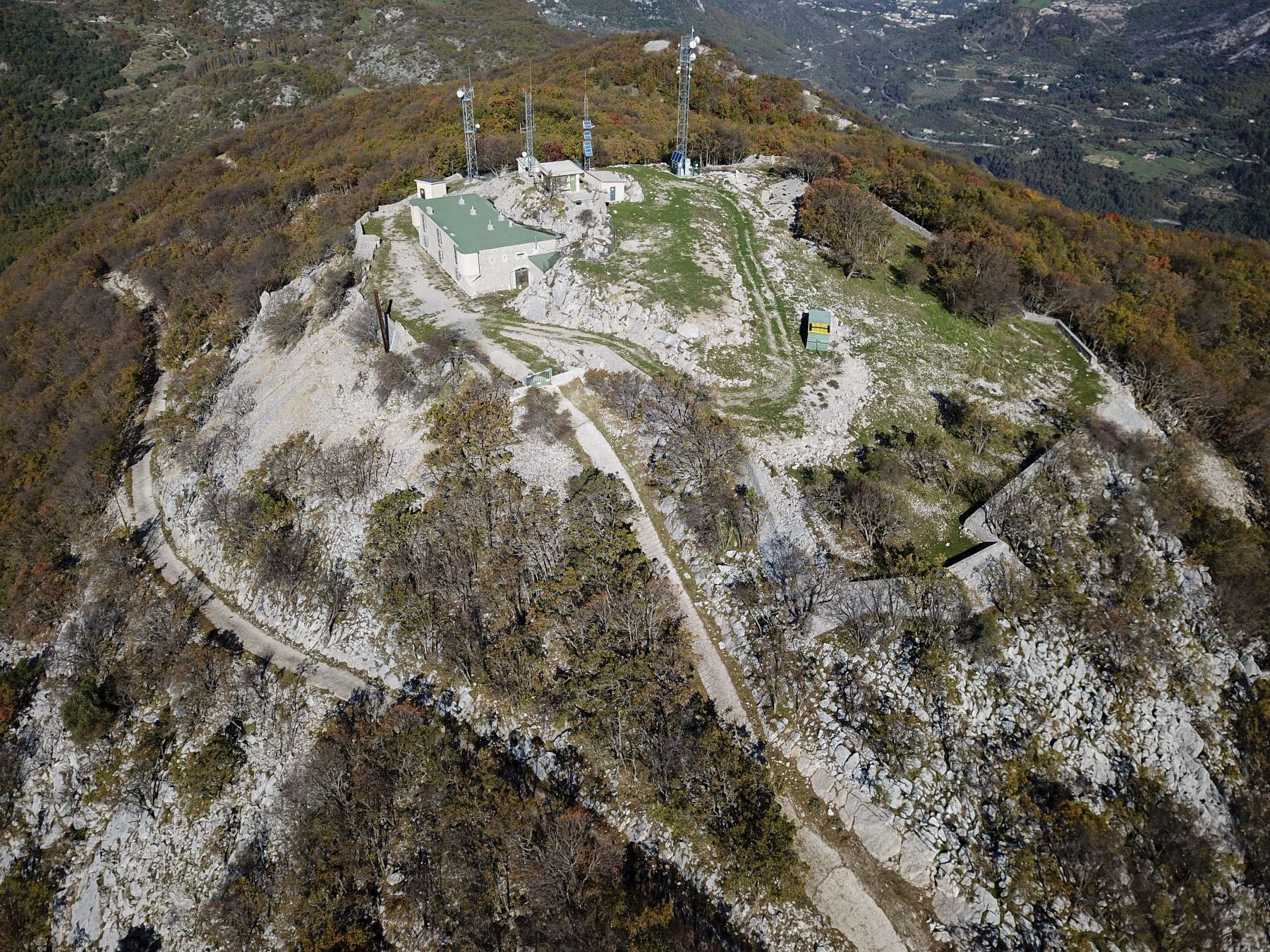 Ligne Maginot - MONT OURS NORD - (Observatoire d'artillerie) - A droite des antennes l'emplacement ou la photo panoramique a pu être prise. - ELLENA Daniel - CUNY Philippe