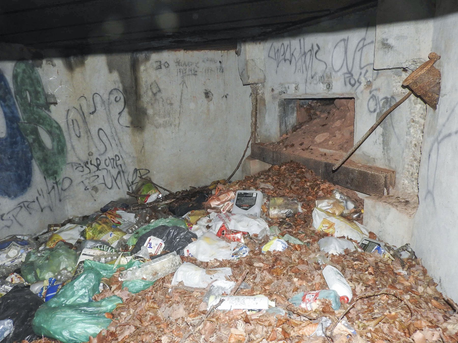 Ligne Maginot - HANAU 3 - (Blockhaus pour canon) - L'intérieur vu par une des ouvertures. Le blockhaus sert de poubelle. - STENGER Mathieu