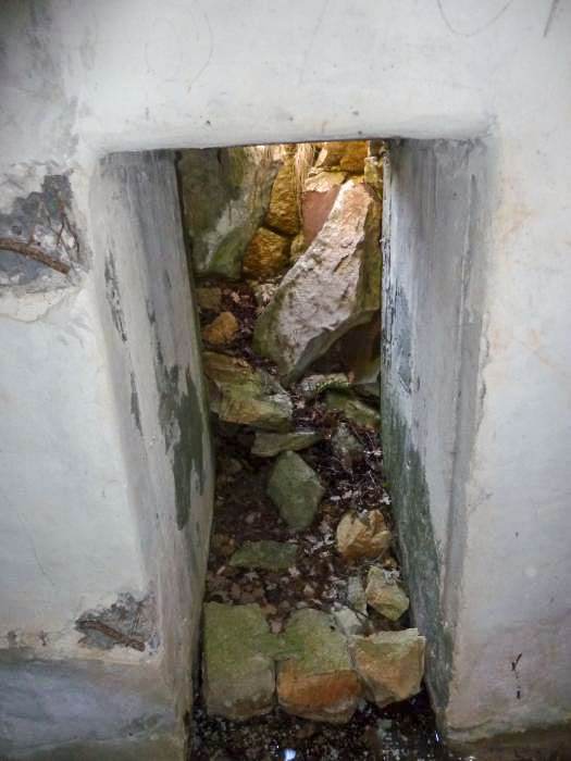 Ligne Maginot - O49 - COTE 942 NORD - (Blockhaus pour arme infanterie) - L'entrée qui devait probablement se faire par un tunnel en tôle, mais qui est effondré