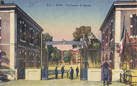 Ligne Maginot - QUARTIER RIQUIER - SAINT JEAN D'ANGELY (22° BCA) - (Casernement) - L'entrée en 1935
Le blason du 22° BCA orne le fronton de l'entrée - Inconnu