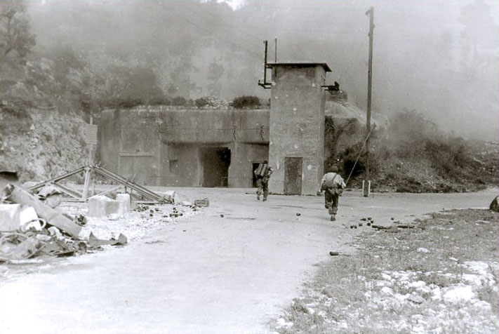 Ligne Maginot - ROQUEBRUNE - CORNILLAT - (Ouvrage d'artillerie) - Bloc 1
Vue de l'entrée lors de l'entrainement au lance-flammes de la compagnie d'assaut Z de la 1° Division Française Libre - Inconnu