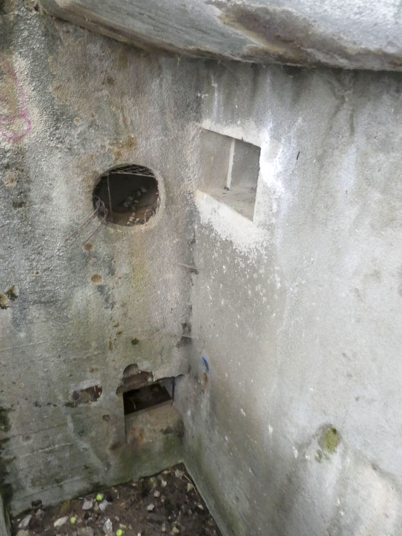 Ligne Maginot - ROQUEBRUNE - CORNILLAT - (Ouvrage d'artillerie) - Bloc 4
Créneau FM et issue de secours - ELLENA - CUNY