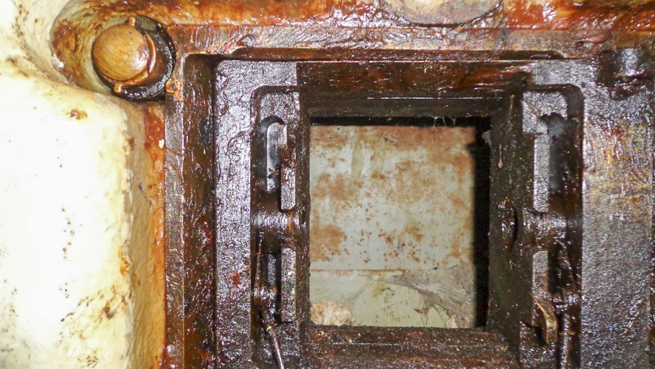 Ligne Maginot - ROQUEBRUNE - CORNILLAT - (Ouvrage d'artillerie) - Bloc 3
Créneau observatoire, détail - ICARDO Laurent 