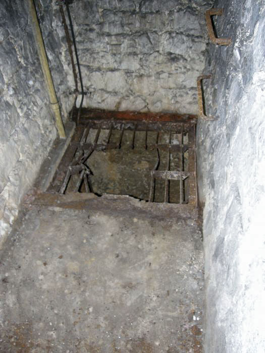 Ligne Maginot - ROQUEBRUNE - CORNILLAT - (Ouvrage d'artillerie) - Le puits de l'ouvrage - LOVINY Alain