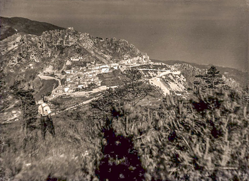 Ligne Maginot - SAINTE AGNES (SAG) - EO9 - (Ouvrage d'artillerie) - L'ouvrage avec sa route d'accès aux blocs Sud en cours de construction et le tracé du plan incliné pour le funiculaire du bloc Nord, au dessus du cimetière. - Inconnu