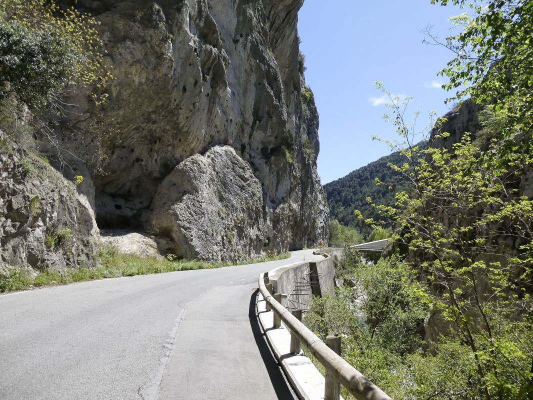 Ligne Maginot - SANTA AUGUSTA AVAL - (DMP - Dispositif de Mine Permanent) - La chiuse prévue mais non réalisée se serait située juste là : partie tirant vers l'amont situé dans la falaise au centre, et partie tirant vers l'aval située dans la falaise de l'autre rive. - ELLENA - CUNY