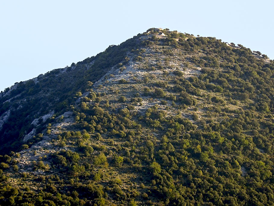 Ligne Maginot - SIRICOCCA SUD - (Observatoire d'artillerie) - Le poste est visible en haut du piton rocheux - FORNERIS Serge