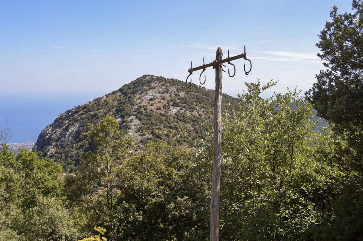 Ligne Maginot - SIRICOCCA SUD - (Observatoire d'artillerie) - À l'arrière-plan poste de Siricocca, au premier plan la ligne aérienne téléphonique CC Ségra – Obs. Pic de Garuche - Michal Prasil