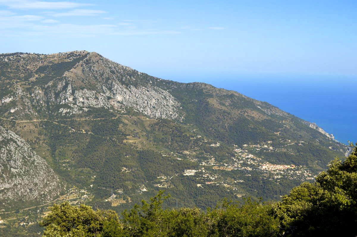 Ligne Maginot - SIRICOCCA SUD - (Observatoire d'artillerie) - Vue vers l'Italie - le secteur couvert par l’observatoire ; au centre l’avant-poste la Coletta, à droite l´avant-poste Collet du Pilon – Balmetta - Michal Prasil