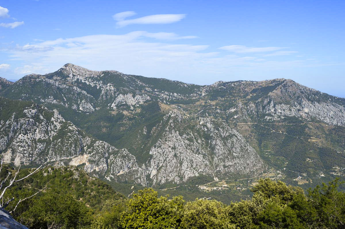 Ligne Maginot - SIRICOCCA SUD - (Observatoire d'artillerie) - Vue vers l'Italie - le secteur couvert par l’observatoire; au centre Rocher de la Penna avec l’avant-poste - Michal Prasil