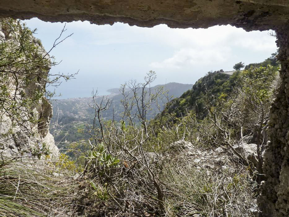 Ligne Maginot - SUILLET OUEST - (Blockhaus pour arme infanterie) - L'observateur pouvait voir : au fond à droite, une partie de Roquebrune avec le Cap-Martin et sur la gauche une partie de Menton - Jean-François PERRIGAULT