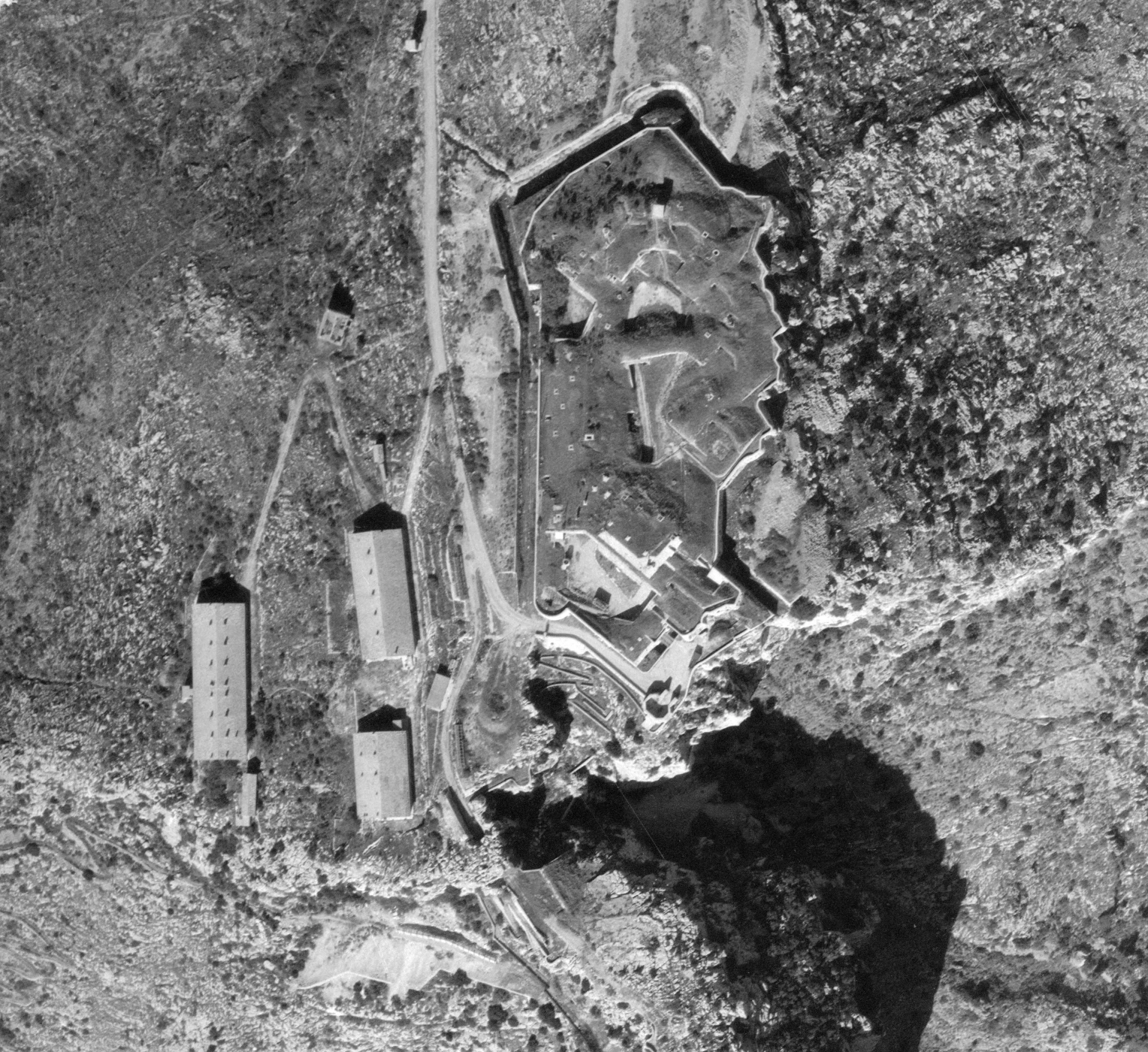 Ligne Maginot - TETE DE CHIEN - (Casernement) - Le fort de la Tête du Chien
Le casernement est à gauche - IGN - Géoportail 1949