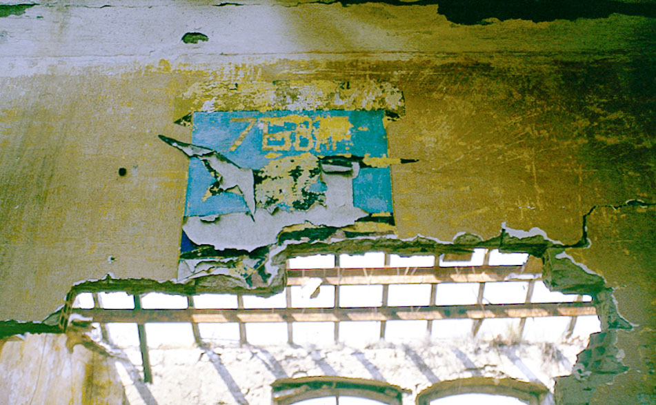 Ligne Maginot - TETE DE CHIEN - (Casernement) - Peinture murale dans le bâtiment G  - LOVINY Alain