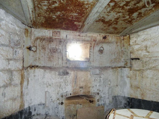 Ligne Maginot - TETE DE CHIEN - FORT MASSENA (6° BIE - 157° RAP) - (Position d'artillerie préparée) - Embrasure du 155L et en dessous la barre empêchant le recul du canon - Laurent ICARDO