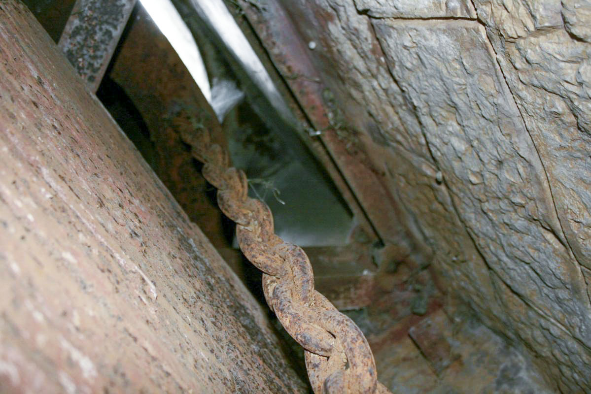 Ligne Maginot - TETE DE CHIEN - FORT MASSENA (6° BIE - 157° RAP) - (Position d'artillerie préparée) - Chaîne reliant le contrepoids au verrou - Laurent ICARDO