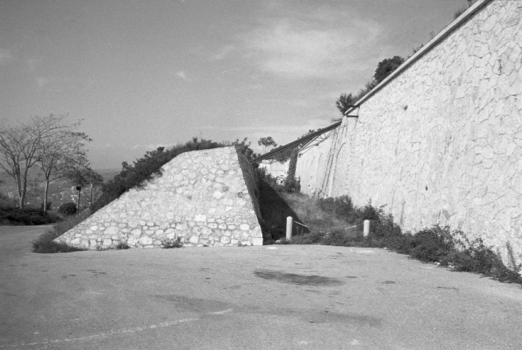Ligne Maginot - TETE DE CHIEN - FORT MASSENA (6° BIE - 157° RAP) - (Position d'artillerie préparée) - Fossé partant sur la gauche de la première entrée. - Alain Loviny