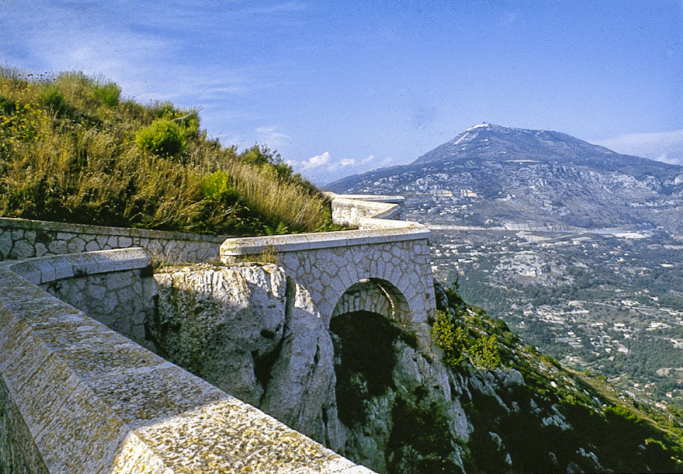 Ligne Maginot - TETE DE CHIEN - FORT MASSENA (6° BIE - 157° RAP) - (Position d'artillerie préparée) - Le sommet au loin: le fort du Mont Agel! - Alain Loviny