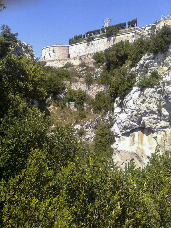 Ligne Maginot - TETE DE CHIEN - FORT MASSENA (6° BIE - 157° RAP) - (Position d'artillerie préparée) - Accès depuis le haut au magasin à poudre. - Alain Loviny