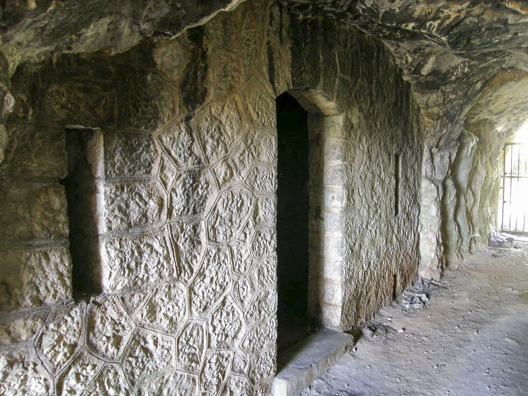 Ligne Maginot - TETE DE CHIEN - FORT MASSENA (6° BIE - 157° RAP) - (Position d'artillerie préparée) - Tunnel d'accès par le bas au magasin à poudre. - Alain Loviny