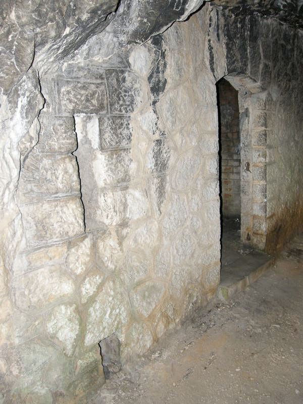 Ligne Maginot - TETE DE CHIEN - FORT MASSENA (6° BIE - 157° RAP) - (Position d'artillerie préparée) - Tunnel d'accès par le bas au magasin à poudre. - Alain Loviny