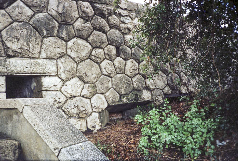 Ligne Maginot - TUNNEL du TRAMWAY - (Blockhaus pour arme infanterie) - Attention : le créneau n'est pas ce beau rectangle noir à côté de l'escalier, qui est en fait une évacuation d'eau, mais le rectangle brun au ras du sol. A côté, en partie caché par les plantes, une autre ouverture qui pourrait être un second créneau - LOVINY Alain