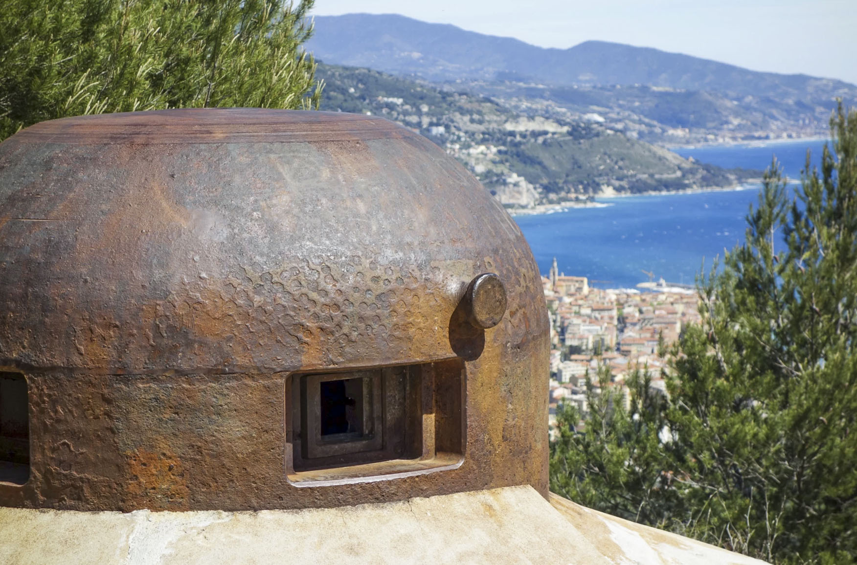 Ligne Maginot - ROQUEBRUNE - CORNILLAT - (Ouvrage d'artillerie) - Bloc 4
Cloche GFM dominant la ville de Menton - Michel Teiten