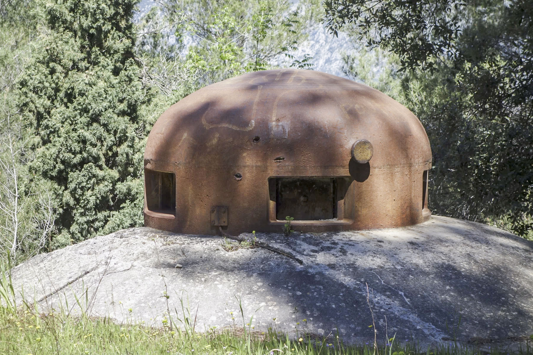 Ligne Maginot - ROQUEBRUNE - CORNILLAT - (Ouvrage d'artillerie) - Bloc 3
L'une des deux cloches GFM du bloc - Michel Teiten