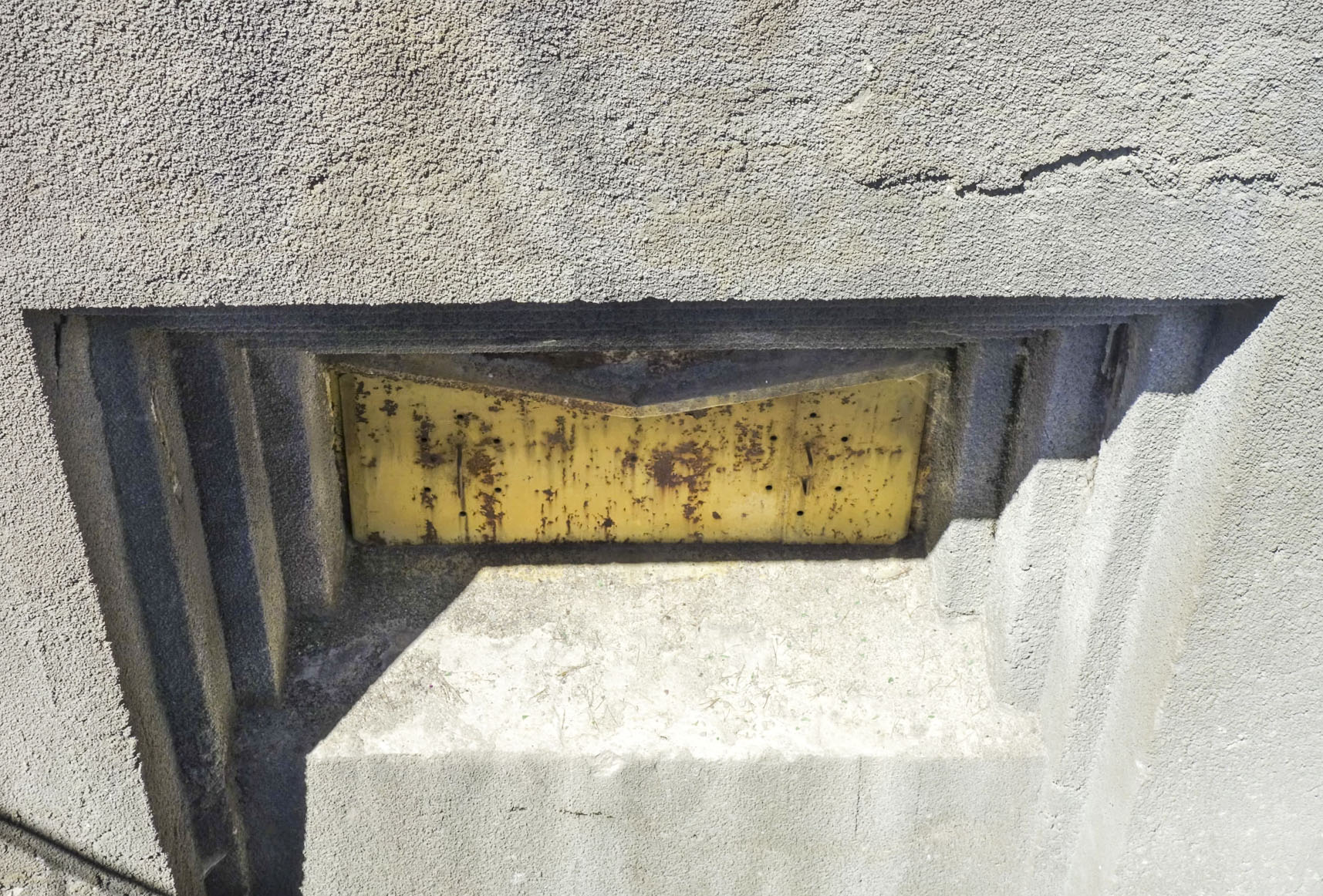 Ligne Maginot - ROQUEBRUNE - CORNILLAT - (Ouvrage d'artillerie) - Bloc 2
L'un des deux créneaux de 81 - Michel Teiten